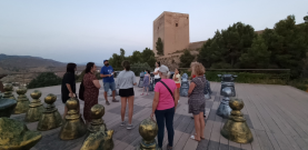 Julio. visita guiada nocturna a la zona oriental del Castillo de Lorca.