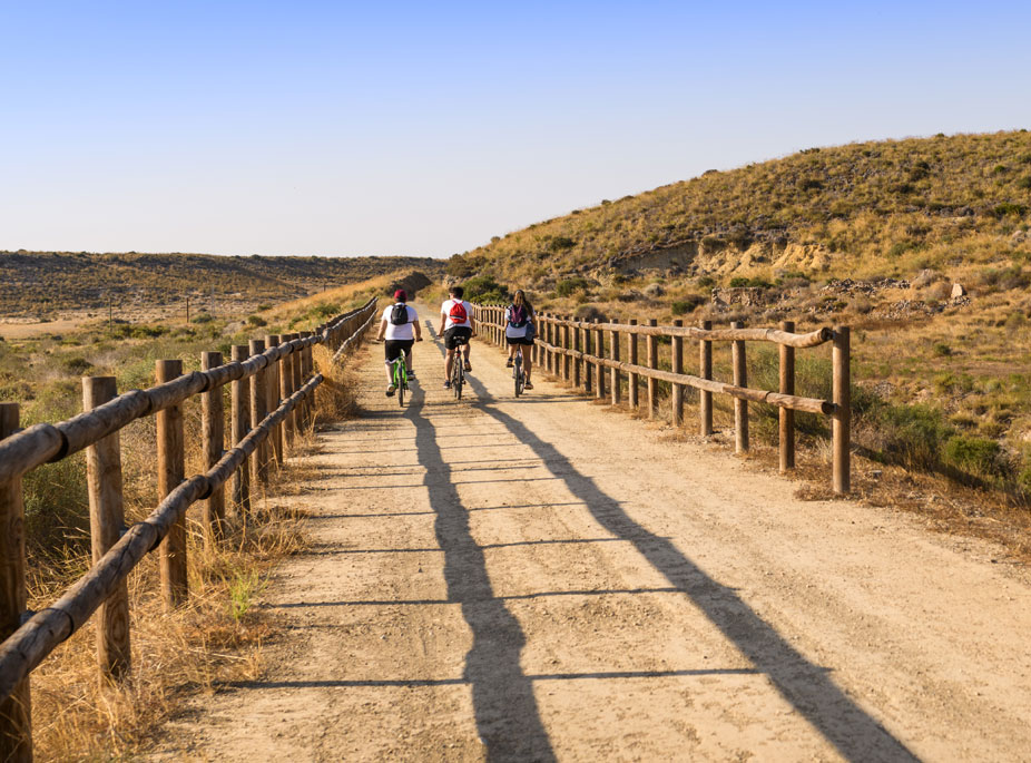 ZU FU� ODER MIT DEM FAHRRAD
