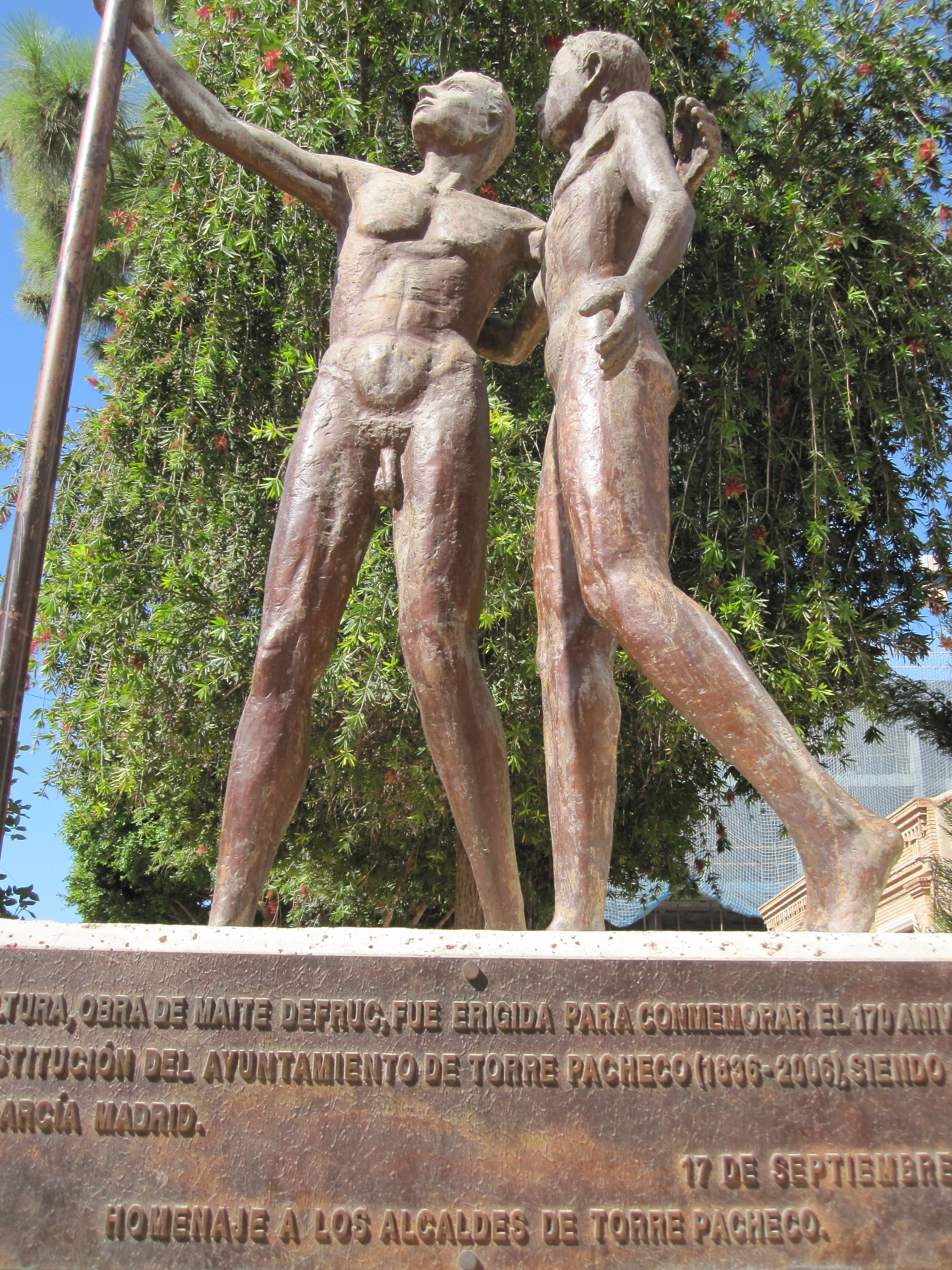 ESCULTURA PUERTA AL FUTURO